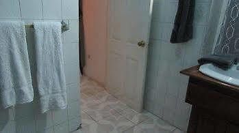 Rafjam Bed And Breakfast Kingston Esterno foto